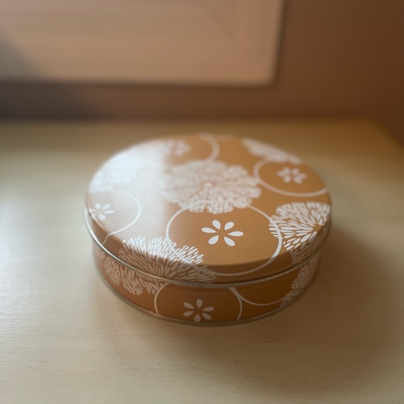 Cute Citrus & Floral Tin - Picture 2 of 6
